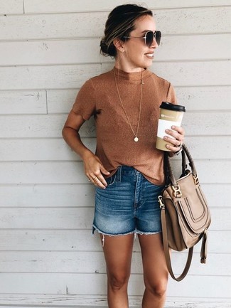Come indossare e abbinare una cartella per una donna di 30 anni in modo smart-casual: Prova a combinare un dolcevita senza maniche terracotta con una cartella per un look comfy-casual.