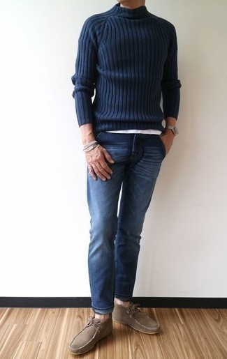 Quale jeans indossare con un dolcevita blu scuro e bianco per un uomo di 40 anni in modo casual: Per un outfit quotidiano pieno di carattere e personalità, potresti abbinare un dolcevita blu scuro e bianco con jeans. Chukka in pelle scamosciata marroni sono una validissima scelta per completare il look.