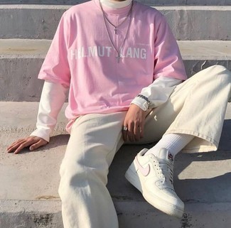 Come indossare e abbinare una t-shirt girocollo rosa per un uomo di 20 anni: Abbina una t-shirt girocollo rosa con jeans bianchi per un look perfetto per il weekend. Questo outfit si abbina perfettamente a un paio di sneakers basse in pelle bianche e rosa.