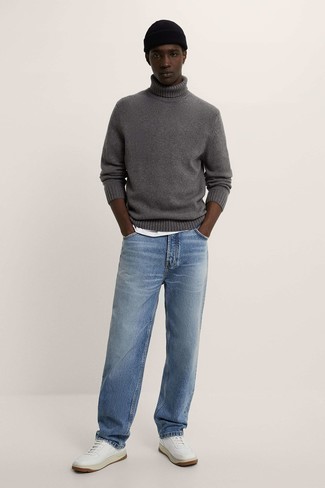 Come indossare e abbinare un dolcevita grigio scuro per un uomo di 20 anni: Mostra il tuo stile in un dolcevita grigio scuro con jeans azzurri per vestirti casual. Sneakers basse in pelle bianche sono una gradevolissima scelta per completare il look.