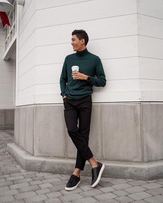 Quale jeans indossare con sneakers basse nere per un uomo di 30 anni quando fa caldo in modo casual: Per un outfit quotidiano pieno di carattere e personalità, scegli un dolcevita verde scuro e jeans. Completa questo look con un paio di sneakers basse nere.