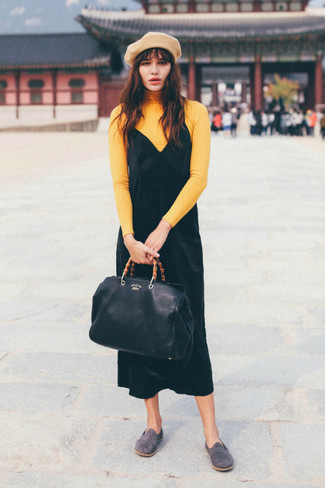 Come indossare e abbinare scarpe basse grigie per una donna di 20 anni: Prova ad abbinare un dolcevita giallo con un vestito canotta di velluto nero per un outfit comodo ma studiato con cura. Perfeziona questo look con un paio di scarpe basse grigie.