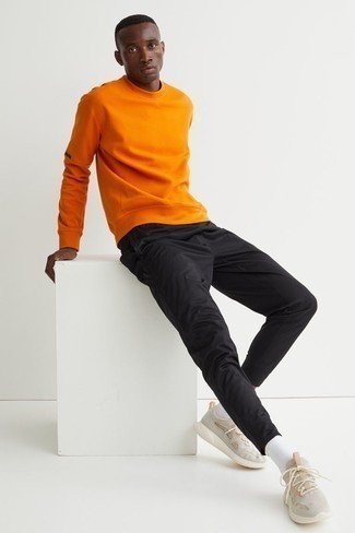 Come indossare e abbinare calzini per un uomo di 20 anni in primavera 2024: Per un outfit della massima comodità, combina una felpa arancione con calzini. Scarpe sportive beige sono una splendida scelta per completare il look. Ecco un outfit primaverile ideale per il tuo.