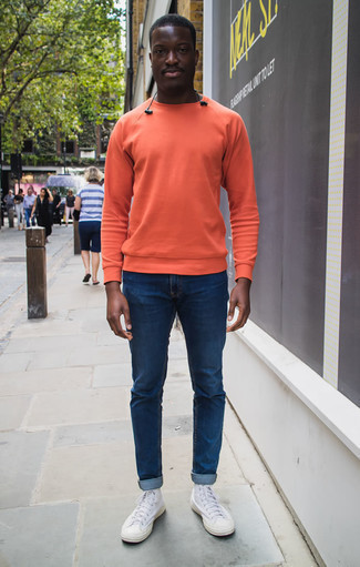 Quale sneakers alte indossare con una felpa arancione in primavera 2024: Indossa una felpa arancione e jeans blu scuro per un pranzo domenicale con gli amici. Per un look più rilassato, scegli un paio di sneakers alte. Una eccellente idea per le temperature primaverili!