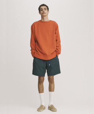 Come indossare e abbinare sneakers beige per un uomo di 17 anni in primavera 2025: Scegli una felpa arancione e pantaloncini sportivi verde scuro per un'atmosfera casual-cool. Per un look più rilassato, opta per un paio di sneakers beige. Ecco un outfit must have per la primavera.