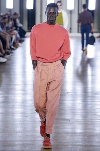 Come indossare e abbinare stivali rossi in modo smart-casual: Opta per una felpa arancione e pantaloni eleganti rosa per essere sofisticato e di classe. Per un look più rilassato, prova con un paio di stivali rossi.