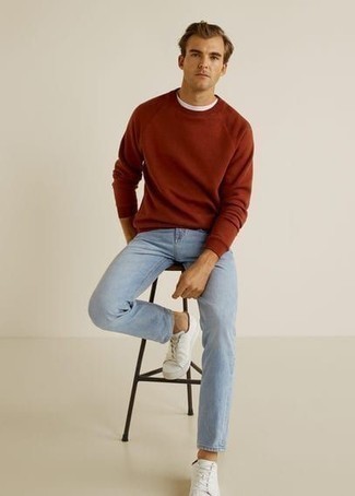 Come indossare e abbinare una felpa lime per un uomo di 30 anni in modo casual: Potresti combinare una felpa lime con jeans azzurri per un look trendy e alla mano. Sneakers basse di tela bianche sono una splendida scelta per completare il look.
