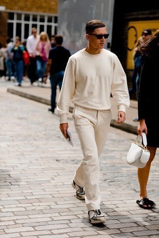 Come indossare e abbinare una felpa bianca quando fa caldo: Vestiti con una felpa bianca e chino beige per un look semplice, da indossare ogni giorno. Per un look più rilassato, mettiti un paio di scarpe sportive beige.