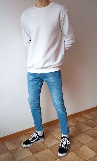 Quale sneakers basse indossare con jeans azzurri in primavera 2025: Metti una felpa bianca e jeans azzurri per un look perfetto per il weekend. Sneakers basse sono una valida scelta per completare il look. Un look magnifico per essere molto elegante e assolutamente alla moda anche durante la stagione transitoria.