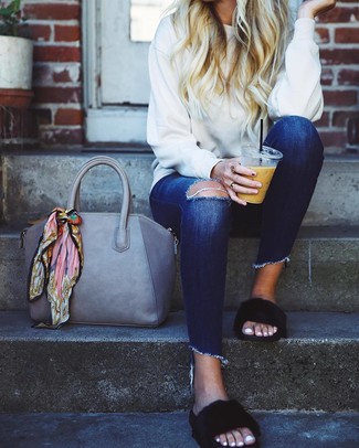 Quale jeans indossare con sandali piatti neri per una donna di 20 anni in estate 2024: Mostra il tuo stile in una felpa bianca con jeans per un outfit inaspettato. Sandali piatti neri renderanno il tuo look davvero alla moda. Una magnifica scelta per essere elegante in questi mesi estivi!