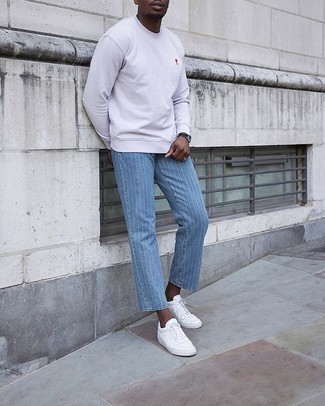 Look alla moda per uomo: Felpa bianca, Jeans a righe verticali azzurri, Sneakers basse di tela bianche, Orologio in pelle nero