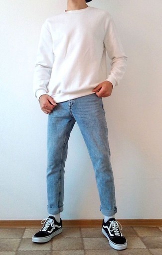 Quale jeans indossare con una felpa bianca e rossa: Per creare un adatto a un pranzo con gli amici nel weekend scegli una felpa bianca e rossa e jeans. Completa questo look con un paio di sneakers basse di tela nere e bianche.