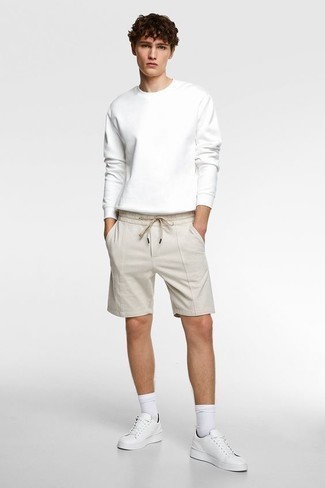 Come indossare e abbinare sneakers basse in pelle bianche per un uomo di 17 anni: Combina una felpa bianca con pantaloncini beige per vestirti casual. Sneakers basse in pelle bianche sono una buona scelta per completare il look.