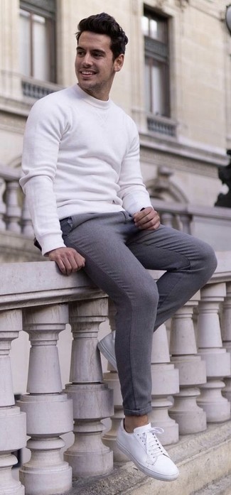 Quale felpa indossare con sneakers basse bianche e nere: Scegli una felpa e pantaloni eleganti di lana grigi come un vero gentiluomo. Abbina questi abiti a un paio di sneakers basse bianche e nere.