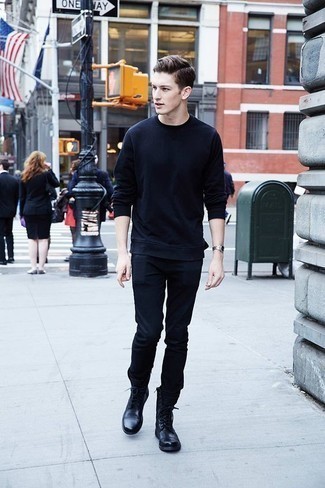 Quale felpa indossare con stivali casual neri: Abbina una felpa con jeans blu scuro per vestirti casual. Opta per un paio di stivali casual neri per dare un tocco classico al completo.