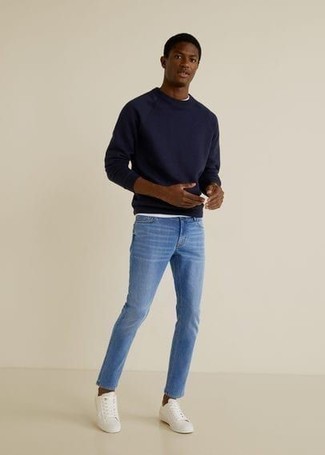 Quale jeans aderenti indossare con sneakers basse bianche e blu quando fa caldo in modo casual: Scegli un outfit composto da una felpa blu scuro e jeans aderenti per un'atmosfera casual-cool. Sneakers basse bianche e blu sono una interessante scelta per completare il look.