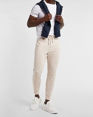 Quale t-shirt girocollo indossare con scarpe sportive bianche per un uomo di 30 anni quando fa caldo: Prova a combinare una t-shirt girocollo con pantaloni sportivi beige per un outfit rilassato ma alla moda. Perfeziona questo look con un paio di scarpe sportive bianche.