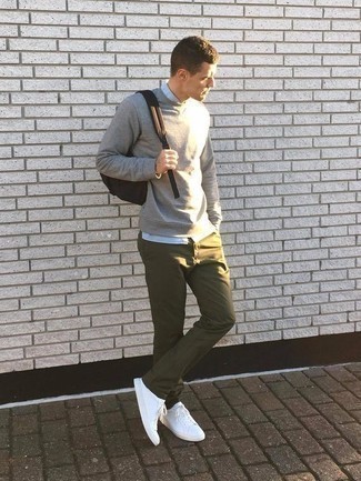 Quale chino indossare con una felpa grigia per un uomo di 30 anni: Combina una felpa grigia con chino per vestirti casual. Sneakers basse di tela bianche sono una splendida scelta per completare il look.