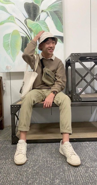 Quale felpa indossare con chino verde scuro per un uomo di 17 anni: Scegli un outfit composto da una felpa e chino verde scuro per un look semplice, da indossare ogni giorno. Questo outfit si abbina perfettamente a un paio di sneakers basse di tela beige.