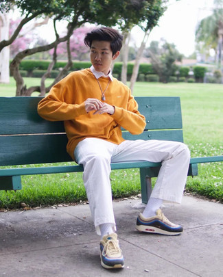 Quale chino indossare con una felpa lime per un uomo di 17 anni quando fa caldo in modo casual: Punta su una felpa lime e chino per affrontare con facilità la tua giornata. Per un look più rilassato, prova con un paio di scarpe sportive multicolori.