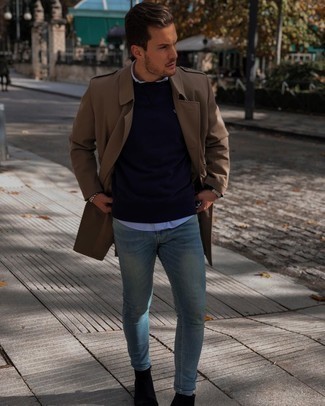 Quale jeans aderenti indossare con stivali chelsea neri in primavera 2025 in modo smart-casual: Per un outfit della massima comodità, potresti combinare una felpa blu scuro con jeans aderenti. Scegli uno stile classico per le calzature e scegli un paio di stivali chelsea neri come calzature. Una eccellente scelta per essere cool e alla moda anche durante la stagione primaverile.
