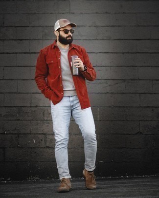 Come indossare e abbinare una felpa con chukka in autunno 2024: Indossa una felpa con jeans grigi per un outfit comodo ma studiato con cura. Un bel paio di chukka è un modo semplice di impreziosire il tuo look. L'outfit per i mesi autunnali, non preoccupatevi, ve lo consigliamo noi.