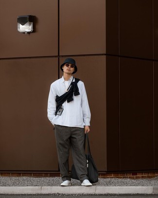 Quale felpa indossare con chino grigio scuro: Scegli una felpa e chino grigio scuro per un look raffinato per il tempo libero. Completa questo look con un paio di sneakers basse di tela bianche.