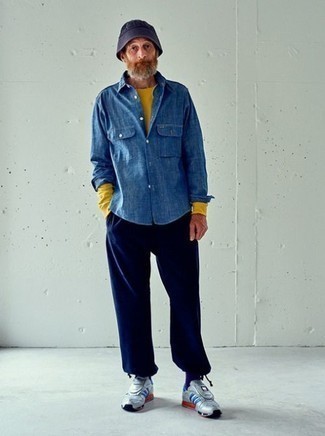 Quale scarpe sportive indossare con una camicia di jeans blu per un uomo di 50 anni in autunno 2024: Mostra il tuo stile in una camicia di jeans blu con pantaloni sportivi blu scuro per un look comfy-casual. Per un look più rilassato, mettiti un paio di scarpe sportive. Una splendida idea per essere impeccabile in questa stagione autunnale!