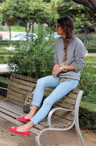 Come indossare e abbinare jeans con mocassini eleganti per una donna di 20 anni: Indossa una felpa grigia con jeans per un look spensierato e alla moda. Scegli uno stile classico per le calzature e scegli un paio di mocassini eleganti come calzature.