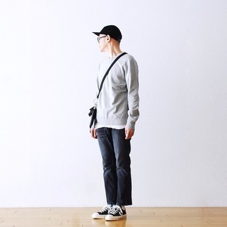 Look alla moda per uomo: Felpa grigia, Canotta bianca, Jeans grigio scuro, Sneakers basse di tela nere e bianche