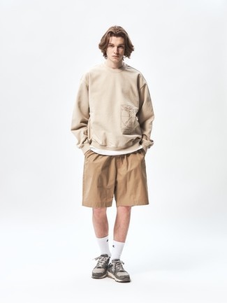 Look alla moda per uomo: Felpa beige, Canotta bianca, Pantaloncini marrone chiaro, Scarpe sportive grigie