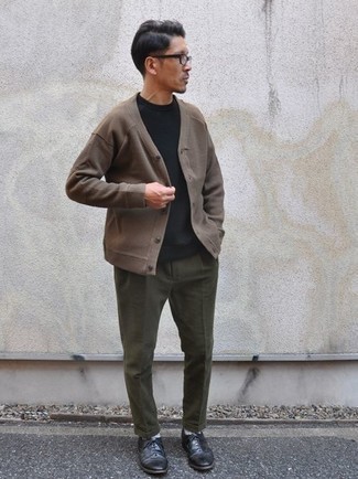 Quale chino indossare con un cardigan marrone in modo smart-casual: Indossa un cardigan marrone con chino per vestirti casual. Scegli uno stile classico per le calzature e mettiti un paio di scarpe oxford in pelle nere.
