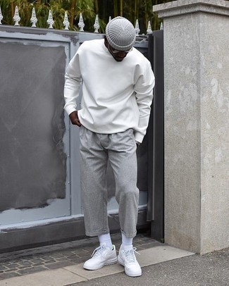 Come indossare e abbinare una berretto grigia: Metti una felpa bianca e una berretto grigia per un'atmosfera casual-cool. Rifinisci questo look con un paio di scarpe sportive bianche.
