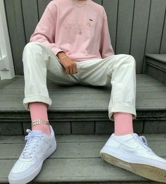 Come indossare e abbinare calzini fucsia per un uomo di 17 anni: Indossa una felpa rosa e calzini fucsia per una sensazione di semplicità e spensieratezza. Scegli uno stile classico per le calzature e calza un paio di sneakers basse in pelle bianche.
