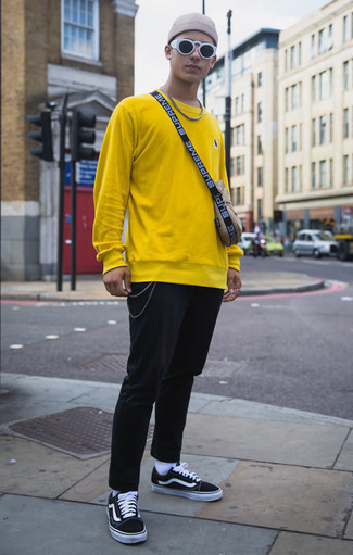 Come indossare e abbinare un maglione giallo: Mostra il tuo stile in un maglione giallo con chino neri per un look semplice, da indossare ogni giorno. Mettiti un paio di sneakers basse di tela nere e bianche per un tocco virile.