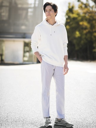 Look alla moda per uomo: Felpa con cappuccio bianca, Chino bianchi, Sneakers basse in pelle scamosciata grigie