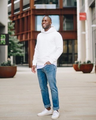 Quale jeans indossare con una felpa con cappuccio bianca: Prova a combinare una felpa con cappuccio bianca con jeans per un look spensierato e alla moda. Sneakers basse di tela bianche sono una eccellente scelta per completare il look.