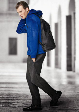 Come indossare e abbinare pantaloni sportivi grigi quando fa caldo: Abbina una felpa con cappuccio blu con pantaloni sportivi grigi per un look comfy-casual. Sfodera il gusto per le calzature di lusso e prova con un paio di stivali casual in pelle neri.