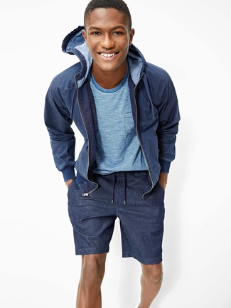 Look alla moda per uomo: Felpa con cappuccio blu scuro, T-shirt girocollo azzurra, Pantaloncini blu scuro