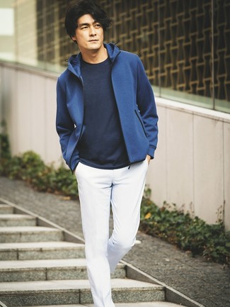 Quale t-shirt girocollo indossare con una felpa con cappuccio blu per un uomo di 30 anni: Indossa una felpa con cappuccio blu con una t-shirt girocollo per una sensazione di semplicità e spensieratezza.