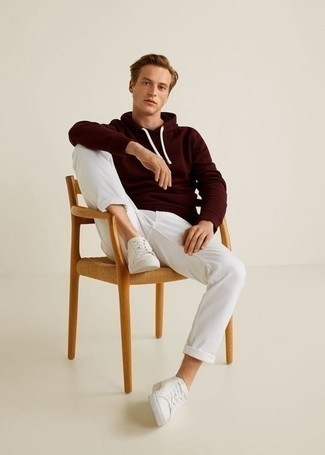 Look alla moda per uomo: Felpa con cappuccio bordeaux, Chino bianchi, Sneakers basse di tela bianche