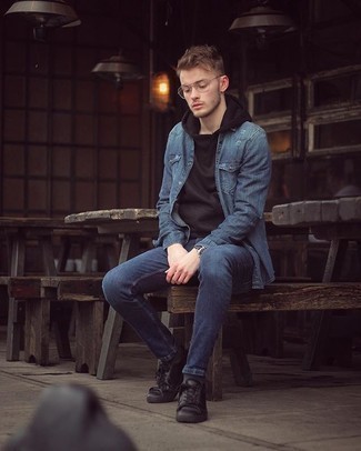 Come indossare e abbinare jeans aderenti blu: Potresti combinare una felpa con cappuccio nera con jeans aderenti blu per una sensazione di semplicità e spensieratezza. Scegli uno stile classico per le calzature e opta per un paio di sneakers basse in pelle nere.