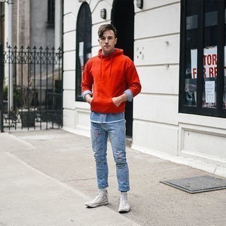 Come indossare e abbinare una felpa con cappuccio rossa: Potresti abbinare una felpa con cappuccio rossa con jeans stampati azzurri per una sensazione di semplicità e spensieratezza. Sneakers alte di tela bianche sono una splendida scelta per completare il look.
