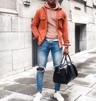 Come indossare e abbinare una camicia di jeans arancione: Potresti indossare una camicia di jeans arancione e jeans aderenti strappati blu per un'atmosfera casual-cool. Mettiti un paio di sneakers basse di tela bianche per un tocco virile.