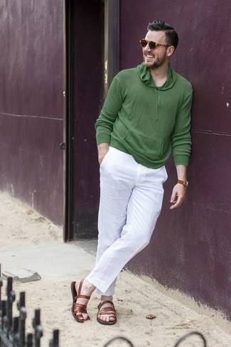Come indossare e abbinare un maglione verde per un uomo di 30 anni in modo rilassato: Metti un maglione verde e chino bianchi per affrontare con facilità la tua giornata. Se non vuoi essere troppo formale, opta per un paio di sandali in pelle marroni.