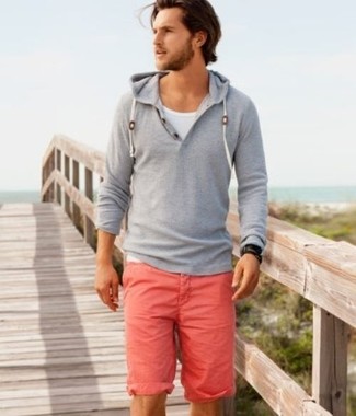 Come indossare e abbinare una felpa con cappuccio per un uomo di 30 anni in modo rilassato: Potresti combinare una felpa con cappuccio con pantaloncini rossi per un outfit comodo ma studiato con cura.