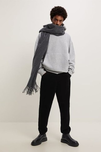 Come indossare e abbinare una sciarpa: Potresti combinare una felpa con cappuccio grigia con una sciarpa per una sensazione di semplicità e spensieratezza. Mettiti un paio di stivali chelsea in pelle neri per un tocco virile.