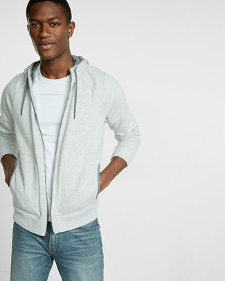 Come indossare e abbinare un maglione grigio scuro per un uomo di 20 anni in primavera 2025 in modo casual: Opta per un maglione grigio scuro e jeans blu per un look semplice, da indossare ogni giorno. È splendida idea per tuo outfit primaverile!