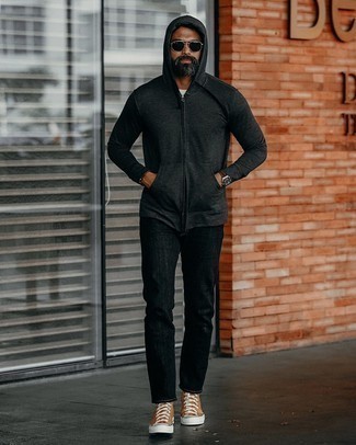 Come indossare e abbinare jeans neri per un uomo di 40 anni: Opta per una felpa con cappuccio grigio scuro e jeans neri per affrontare con facilità la tua giornata. Per distinguerti dagli altri, scegli un paio di sneakers alte di tela marroni come calzature.