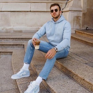 Come indossare e abbinare sneakers azzurre per un uomo di 20 anni: Metti una felpa con cappuccio azzurra e jeans azzurri per vestirti casual. Per un look più rilassato, prova con un paio di sneakers azzurre.